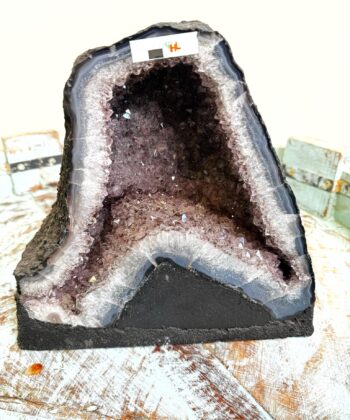 grå krystalgrotte på turkis fad