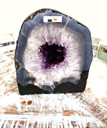 lilla og hvid krystalgrotte på turkis fad