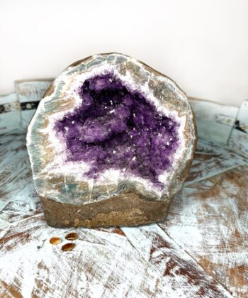 lilla krystalgrotte på turkis fad