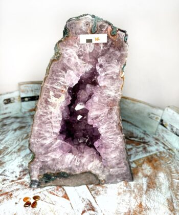 lilla krystalgrotte på turkis fad