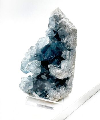 Lyseblå krystal på hvid baggrund