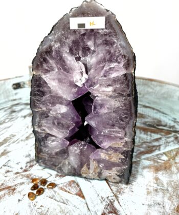 lilla krystalgrotte på turkis fad