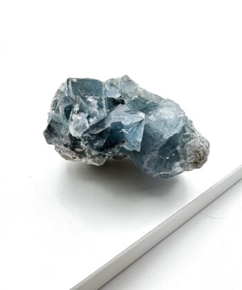 Lyseblå krystal på hvid baggrund