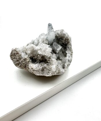 Lyseblå krystal på hvid baggrund