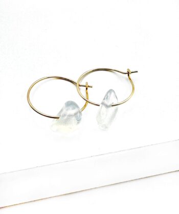 krystal creoler på hvid baggrund