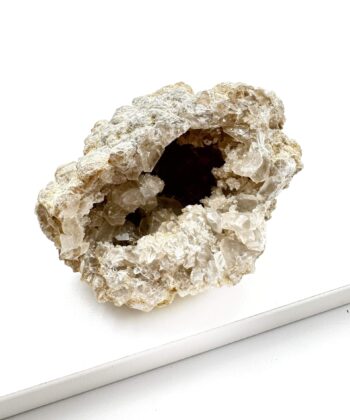 Hvid krystalgrotte på hvid baggrund