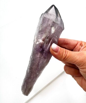 lilla krystal på hvid baggrund