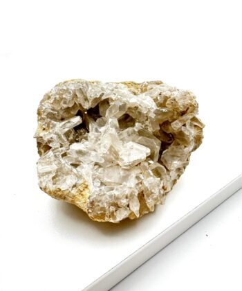 Hvid krystalgrotte på hvid baggrund