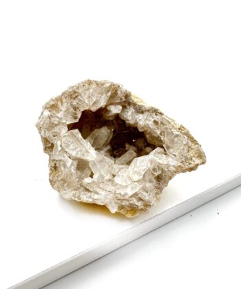 Hvid krystalgrotte på hvid baggrund