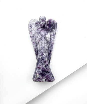 lyselilla krystal engel på hvid baggrund