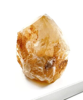 brun gylden rå krystal på hvid baggrund