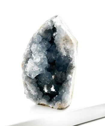 Lyseblå krystal på hvid baggrund