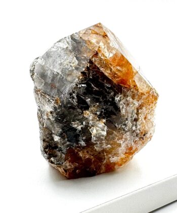 mørkegrå gylden rå krystal på hvid baggrund