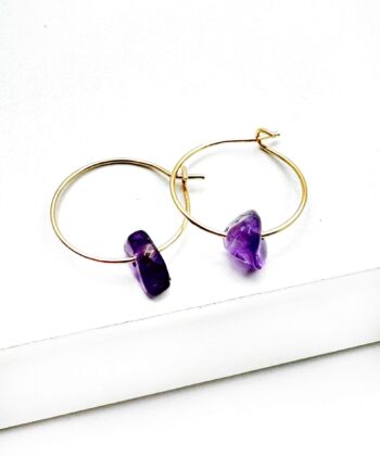 lilla creoler på hvid baggrund