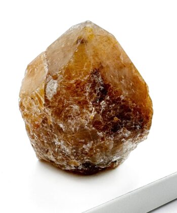 brun gylden rå krystal på hvid baggrund