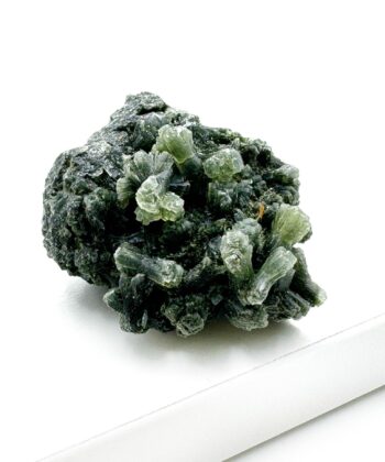 Grønt druzy rå krystalstykke på hvid baggrund