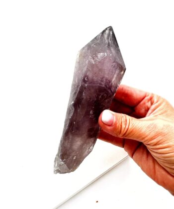 lilla krystal på hvid baggrund