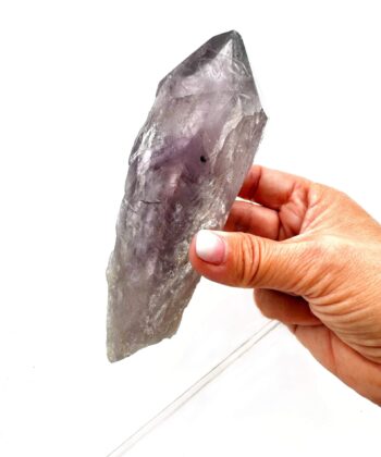 lilla krystal på hvid baggrund