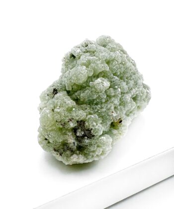 Grønt druzy rå krystalstykke på hvid baggrund