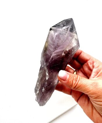 lilla krystal på hvid baggrund