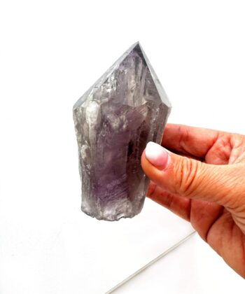 lilla krystal på hvid baggrund