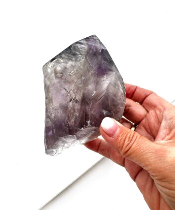 lilla krystal på hvid baggrund