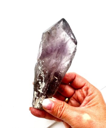 lilla krystal på hvid baggrund