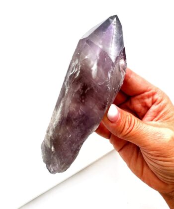 lilla krystal på hvid baggrund