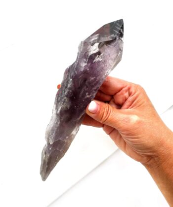 lilla krystal på hvid baggrund