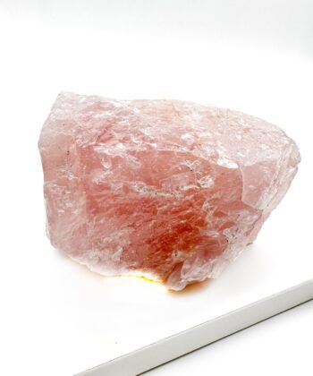 lyserød rå krystal på hvid baggrund