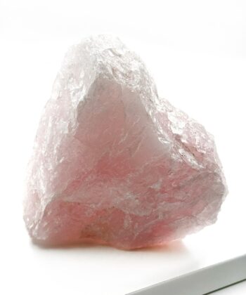 lyserød rå krystal på hvid baggrund