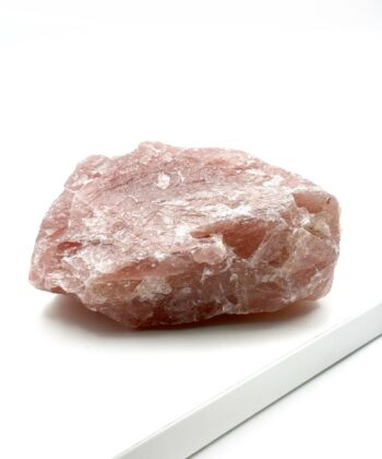 lyserød rå krystal på hvid baggrund