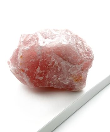 lyserød rå krystal på hvid baggrund