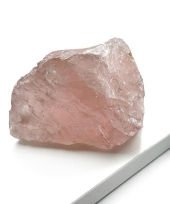 lyserød rå krystal på hvid baggrund