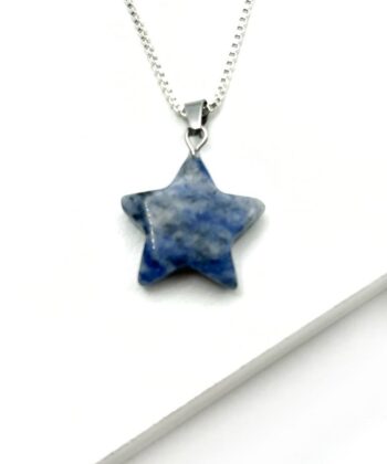 blå og grå krystalstjerne på sølv kæde