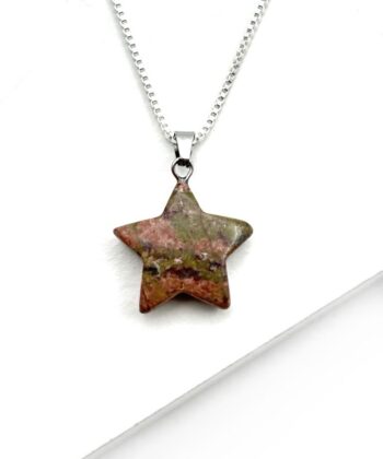 grøn og lyserød krystalstjerne på sølv kæde