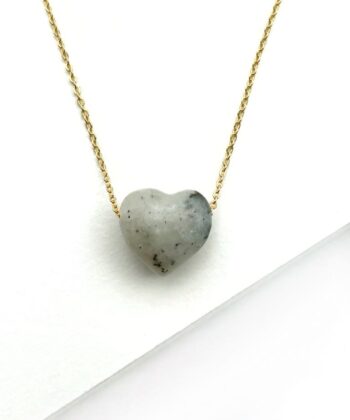 grå buttet krystalhjerte på guld kæde