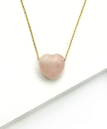 lyserød buttet krystalhjerte på guld kæde