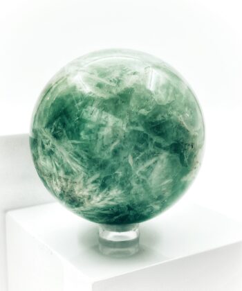 Grøn krystalkugle på hvid baggrund