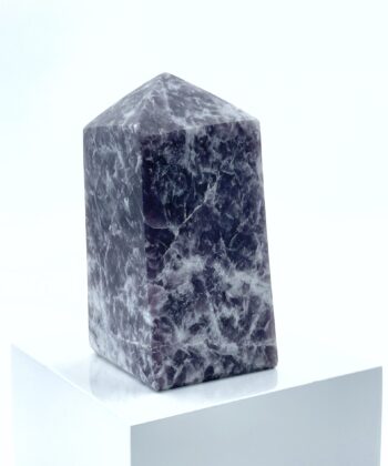 Lilla og hvidt tårn på hvid baggrund