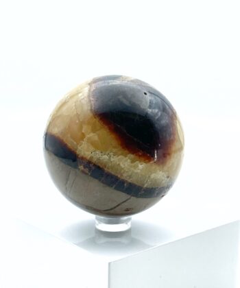 Kugle med brune og gule lag på hvid baggrund