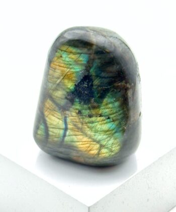 Smuk poleret regnbue månesten på hvid baggrund