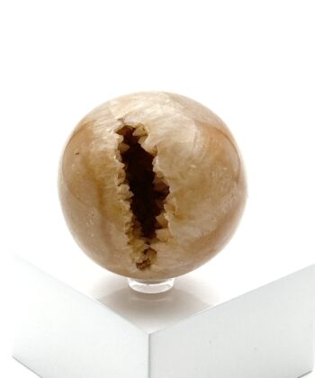Beige krystalkugle med rå detalje