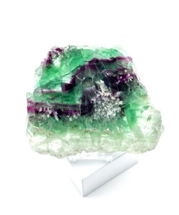 Smuk rå flourit i stærk grøn med lilla striber på hvid baggrund