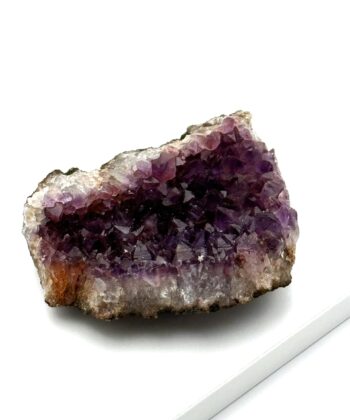 Rå lilla ametyst med hvid og sort skal