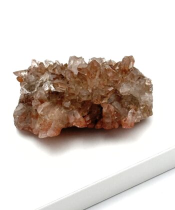 Brun rå krystal på hvid baggrund