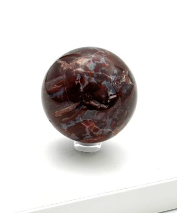 Dyb rødbrun krystalkugle med grå detaljer
