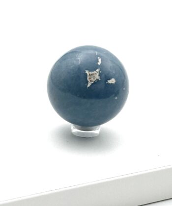 Dueblå krystalkugle med rå detalje