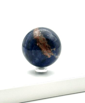 Elegant dyb blå krystalkugle med rødlige detaljer