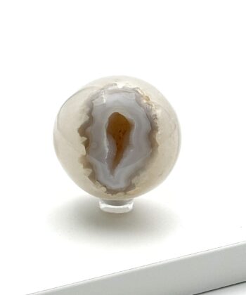 Råhvid krystalkugle med rå detalje